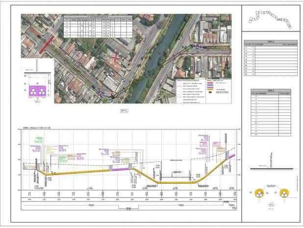Prancha de projeto executivo com planta sobre imagem aérea e perfil longitudinal da travessia de um córrego, com o trecho em método não destrutivo em laranja